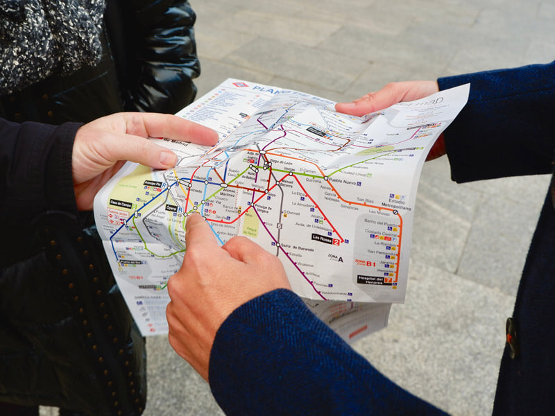 Turista consultando plano de metro de Madrid