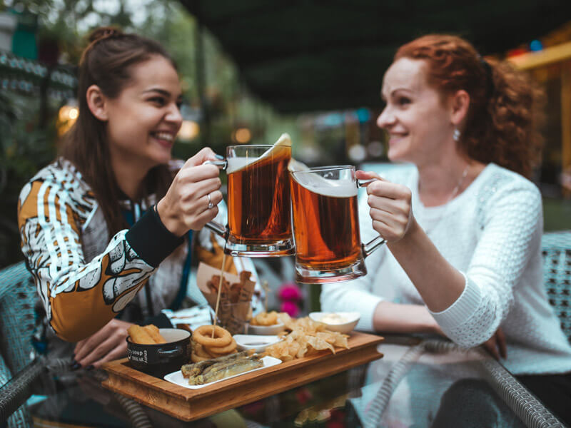 Turistas bebiendo cerveza en un bar de Madrid