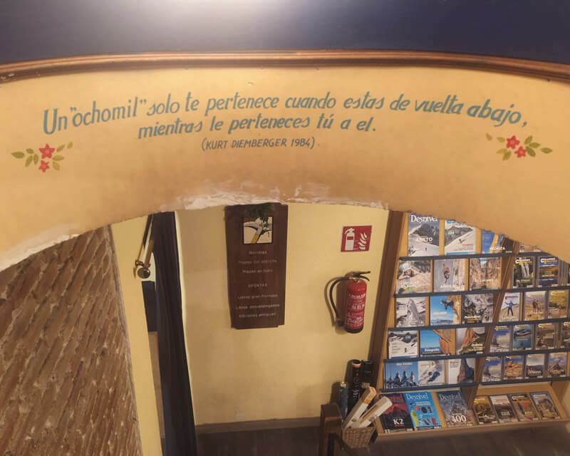 Interior de la Librería Desnivel de Madrid, especializada en Montaña y Viajes